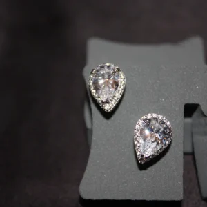 "Lacrima Luxe" – Droppformade Silverörhängen med Strålande Swarovski Zirconia